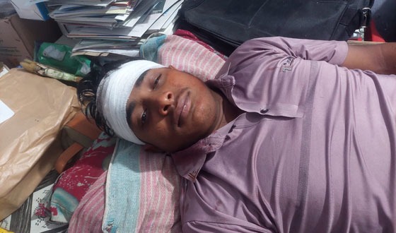 জুলাই আন্দোলনে চোখ হারানো যুবকের উপর সন্ত্রাসীদের আক্রমন