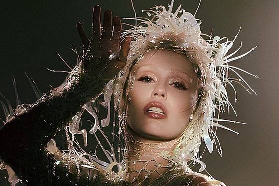 মাইলির নতুন গান নিয়ে চলছে আলোচনা ও প্রশংসার ঝড়