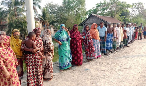 আশাশুনিতে মধ্যযুগীয় কায়দায় নির্যাতনকারীকে গ্রেফতারের দাবীতে মানববন্ধন