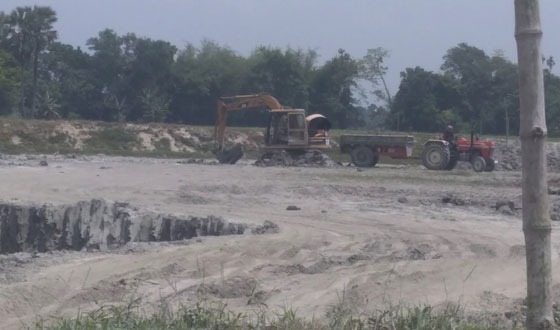 বাজিতপুর- কুলিয়ারচর- নিকলীতে বেকু দিয়ে মাটি কাটছে অসাধু ব্যবসায়ি