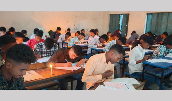 বীরগঞ্জে মোমবাতি জ্বালিয়ে এসএসসি ও সমমানের প্রথম পরীক্ষা সম্পন্ন