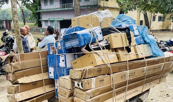 খানসামায় সরকারি প্রাথমিক বিদ্যালয়ের মাল্টিমিডিয়া প্রজেক্টর ফেরত নিলেন জেলা শিক্ষা অফিসার