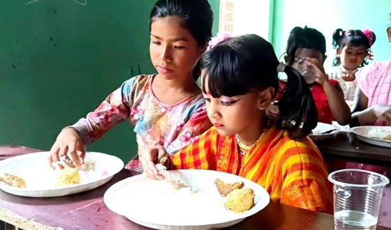 পহেলা বৈশাখে বাংলাহিলি ড্রিমল্যান্ড স্কুলে পান্তা উৎসব