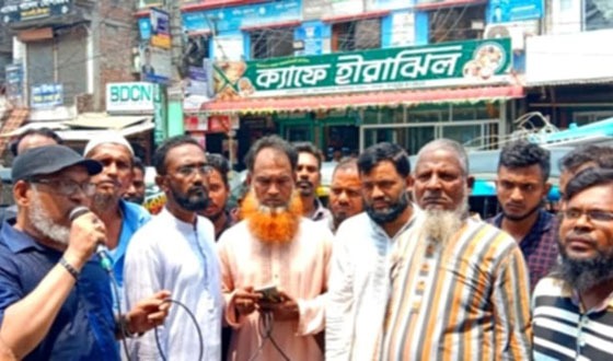 চাঁদপুরে সিএনজি থেকে পৌর টোল আদায় বন্ধের দাবিতে বিক্ষোভ ও স্মারকলিপি পেশ