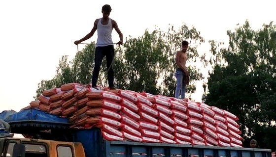 আমদানি বন্ধের অজুহাতে হিলিতে বেড়েছে চালের দাম, বিপাকে পাইকাররা