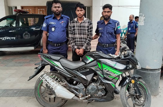 মোল্লাহাটে ছিনতাইকারী দুই যুবক গ্রেফতার, অস্ত্র ও মোটরসাইকেল উদ্ধার