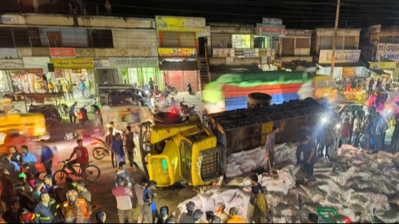 কালীগঞ্জে ট্রাক উল্টে নিহত ১