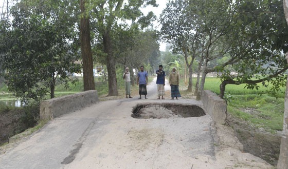 ভবানীপুর গ্রামে পাকা রাস্তার কালভার্ট ভেঙ্গে যাওয়ায় যানবাহন চলাচল বন্ধ