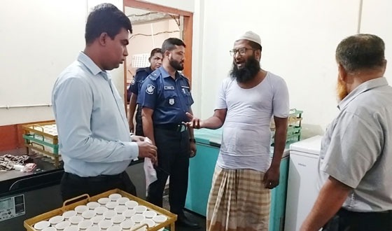 মেয়াদোত্তীর্ণের তারিখ ছাড়া আইসক্রিম-দধি তৈরী, ব্যবসায়ীকে জরিমানা