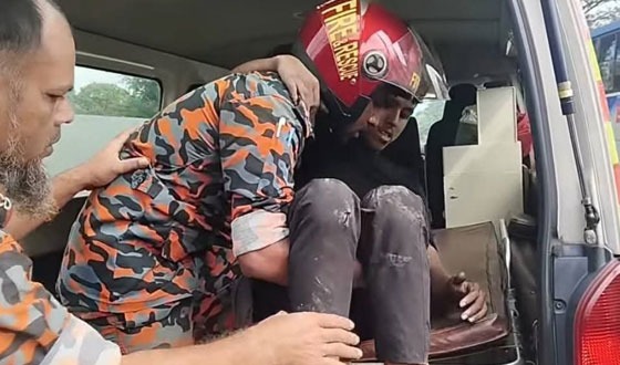 সড়ক দুর্ঘটনায় পিকাপে আটকে পড়া চালককে উদ্ধার