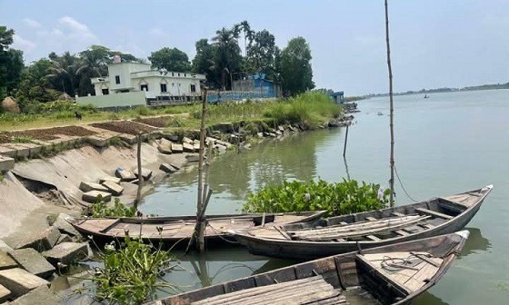 তীর সংরক্ষণের ব্লক ধ্বসে পড়ায় এলাকাবাসীর মাঝে আতঙ্ক