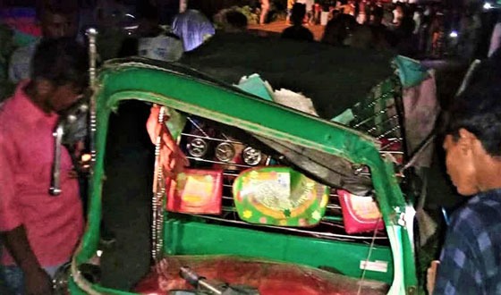 মধুপুরে ট্রাক-অটোরিকশার মুখোমুখি সংঘর্ষে নিহত ২