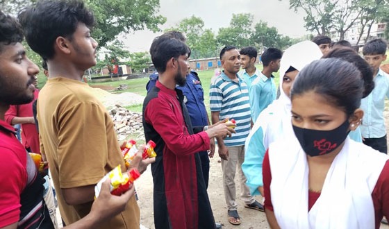 বাবুগঞ্জ এসএসসি পরীক্ষার্থীদের মাঝে জুস ও শুকনো খাবার বিতরণ