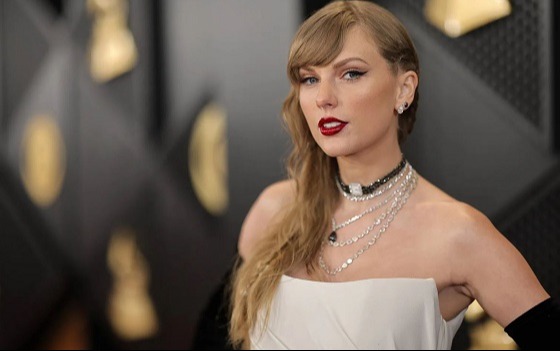 আবারও শীর্ষস্থান দখল করলেন টেইলর সুইফট