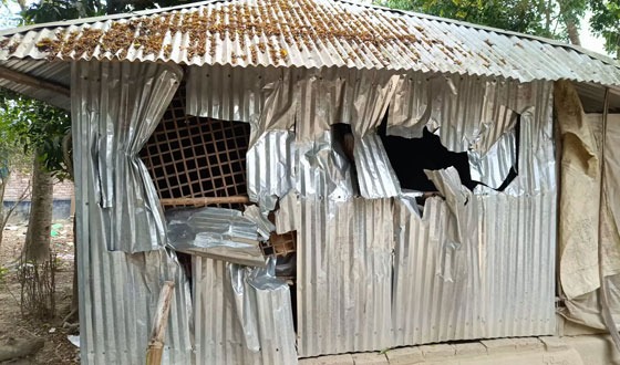 আধিপত্য বিস্তার নিয়ে দ্বন্দ্বে প্রতিপক্ষের বাড়িঘরে হামলা-ভাঙচুর, আহত ৫