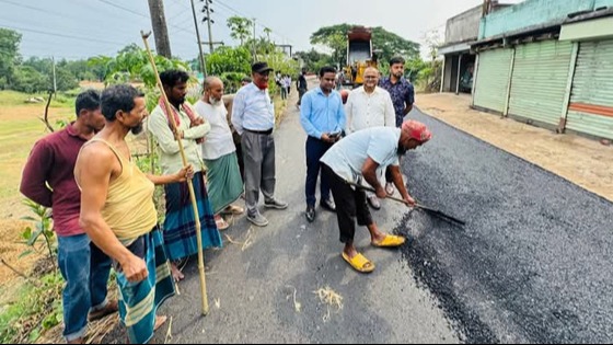 মতলবে সড়ক সংস্কারের কাজ পরিদর্শনে ইউএনও আমজাদ