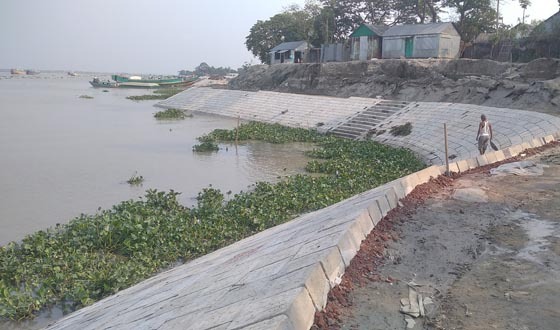 এক দিকে ঘোড়াউত্রা নদী ভাংছে অন্যদিকে নদী রক্ষাবাধ প্রকল্পের কাজ শেষের দিকে