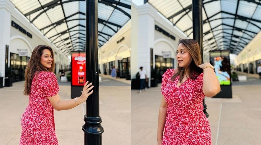 লাল ফ্রকে নজর কাড়লেন দীঘি