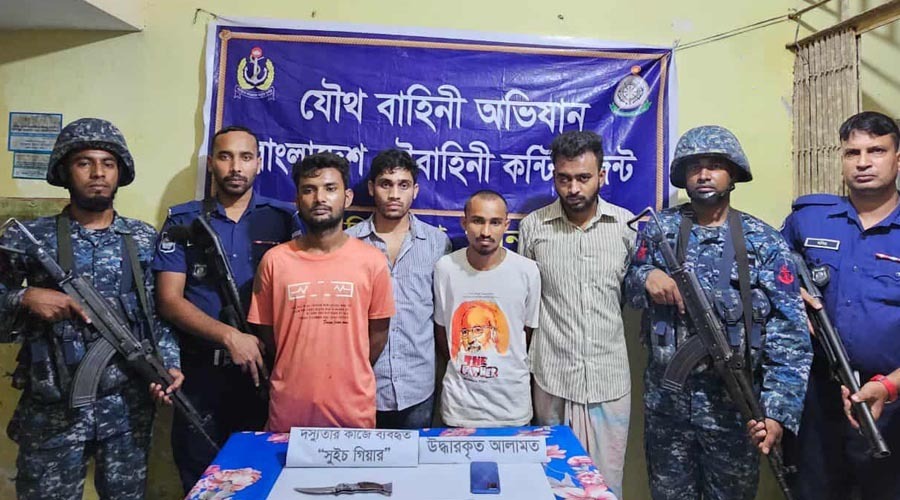 দিঘলিয়ায় ডাকাত চক্রের ৩ সদস্য ও ২ শীর্ষ সন্ত্রাসী আটক