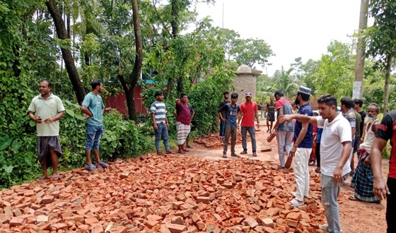বাবুগঞ্জে যুব সমাজের উদ্যোগে ভেঙে যাওয়া সড়ক মেরামত, স্বস্তিতে এলাকাবাসী