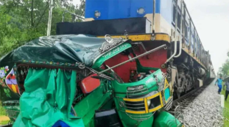 ট্রেনের ধাক্কা সিএনজিতে: চার যাত্রীর সাথে সাথে মৃত্যু