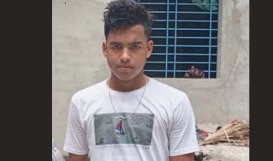 চট্টগ্রামে ট্রেনের ছাদ থেকে পড়ে যুবকের মৃত্যু