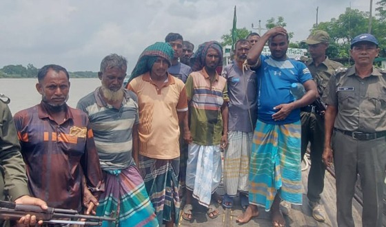 পূর্ব সুন্দরবনে ২ ট্রলারসহ ১০ জেলে আটক