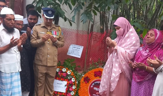 মাদারীপুরে জুলাই আন্দোলনে শহীদদের বাড়িতে প্রশাসনের কর্মকর্তারা