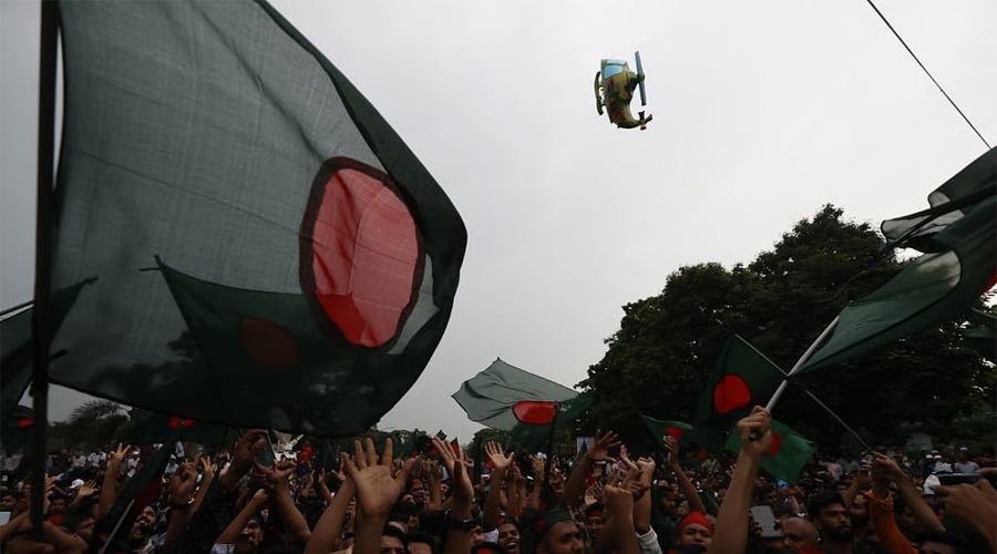 প্রতীকী হেলিকপ্টার উড়িয়ে হাসিনার ‘পলায়ন ক্ষণ’ উদযাপন ছাত্র-জনতার