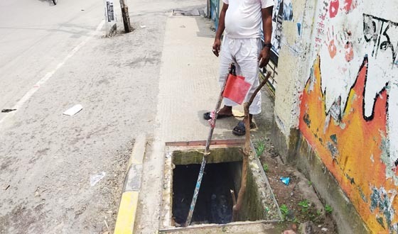 খুলনার ড্রেনের ম্যানহোলের ঢাকনা না থাকায় মরণ ফাঁদ
