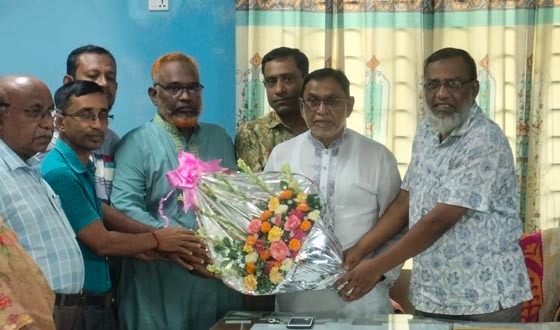 সাতক্ষীরার নবনির্বাচিত জেলা মুক্তিযোদ্ধা কমান্ডার স ম শহিদুল ইসলামকে সংবর্ধনা