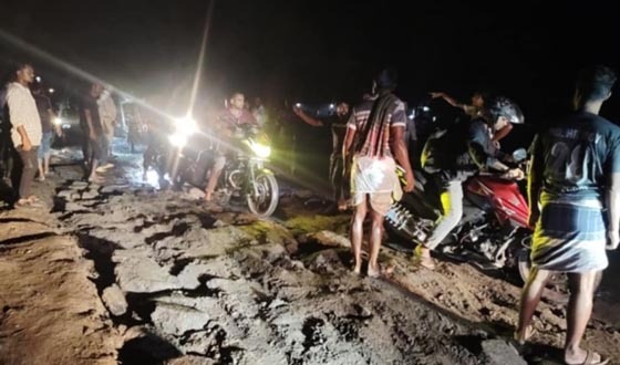 মহাসড়কে ঝুঁকি নিয়ে চলছে হাজার হাজার যানবাহন: সংস্কার করা হচ্ছে রাতের আধাঁরে