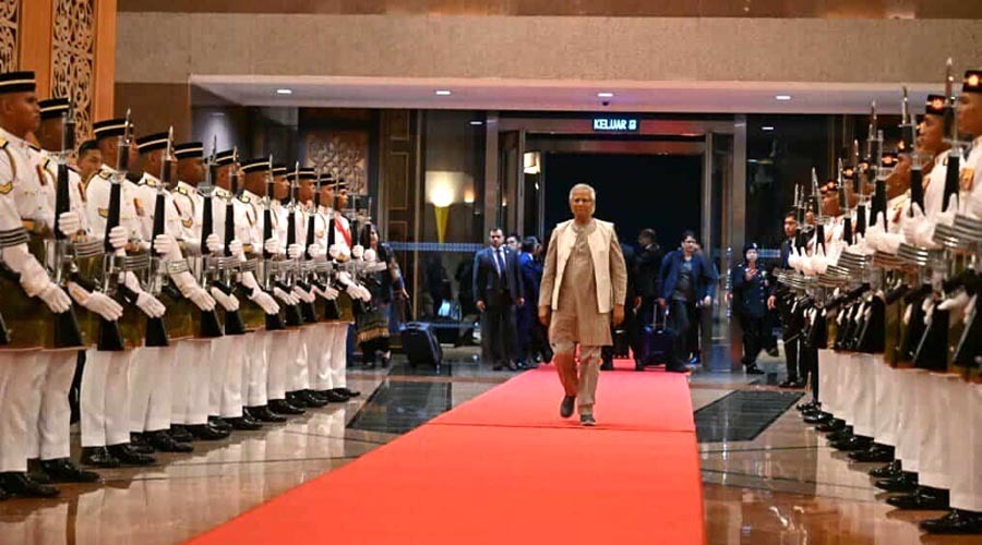 মালয়েশিয়ায় পৌঁছেছেন প্রধান উপদেষ্টা, পেলেন লালগালিচা সংবর্ধনা