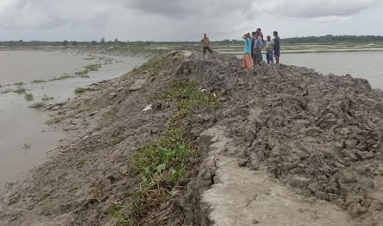 কপোতাক্ষ বেড়িবাঁধ ভেঙ্গে বিস্তীর্ণ এলাকা প্লাবিত হওয়ার আশঙ্কা