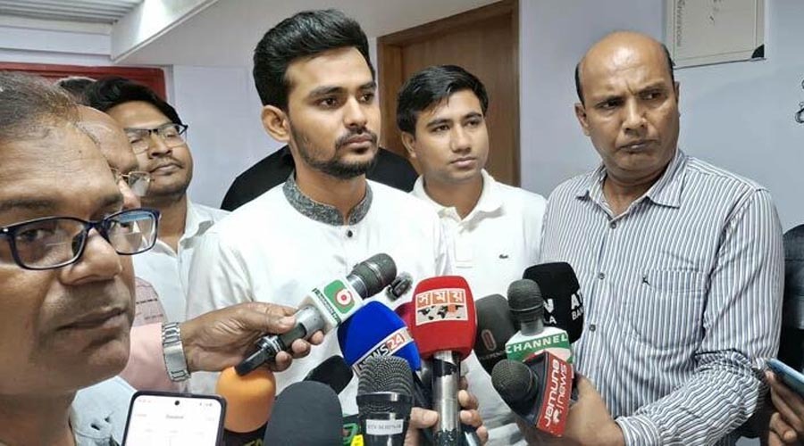 রাজনীতি করলে নির্বাচনকালীন সরকারে থাকা উচিত নয়: উপদেষ্টা আসিফ মাহমুদ