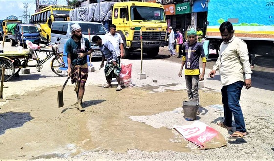 টাঙ্গাইলে সওজ’র অসহযোগিতার প্রতিবাদে ব্যক্তি উদ্যোগে মহাসড়ক সংস্কার