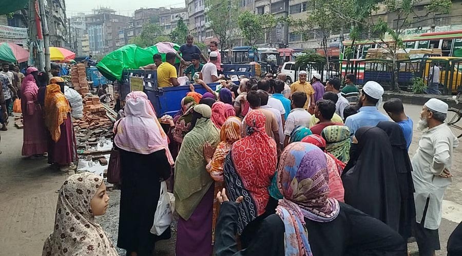 সাশ্রয়ী পণ্যের আশায় টিসিবির লাইনে ভিড়