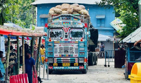 হিলি স্থলবন্দর দিয়ে পেঁয়াজ আমদানি শুরু