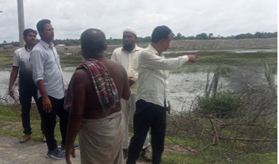 আশাশুনির রাধাবল্লভপুরে নদীতে অবৈধ আড়াআড়ি বাঁধের কাজ শুরু