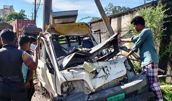 সিটি গেটে দাঁড়িয়ে থাকা কাভার্ডভ্যানে পিকআপের ধাক্কা, নিহত ৫