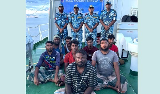 কোস্ট গার্ড কর্তৃক সমুদ্রে ভাসতে থাকা ফিশিং বোটের আট জেলেকে উদ্ধার