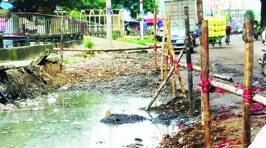 প্রতিদিন জমে ৫০ টন ময়লা, দুর্গন্ধে অতিষ্ঠ পথচারীরা