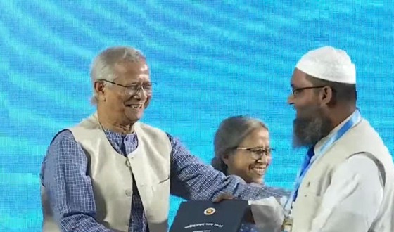 প্রধান উপদেষ্টা স্বর্ণপদক দিলেন আগৈলঝাড়ার রাসেল সরদারকে