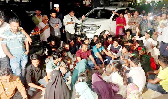 গ্রেপ্তার না করায় পাঁচ ঘণ্টা পর থানা থেকে ফিরে গেলেন শিক্ষার্থীরা