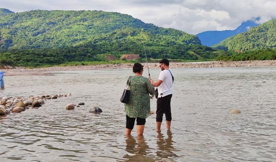 প্রকৃতির সান্নিধ্য সৌখিনতার আনন্দে মাছ ধরা
