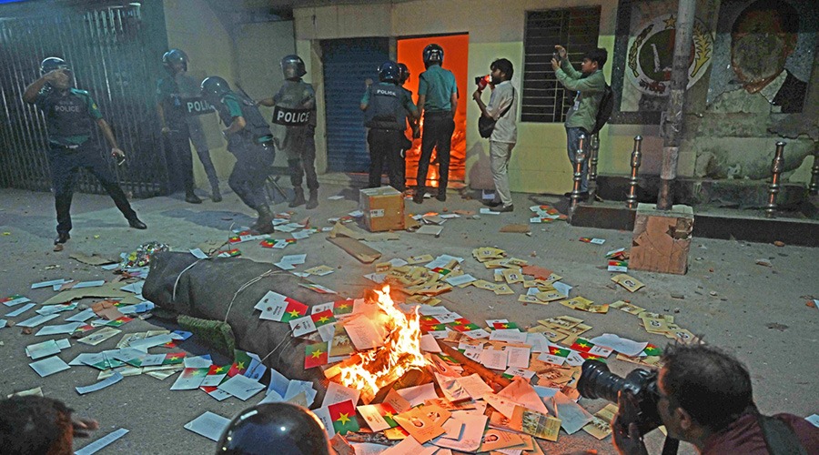 জাতীয় পার্টির কার্যালয়ে হামলা ও অগ্নিসংযোগ, পুলিশের লাঠিচার্জ