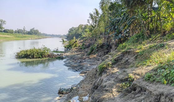 শেরপুরে বাঙালী নদীর ভাঙনে হুমকির মুখে আশ্রয়ণ প্রকল্পের ঘর