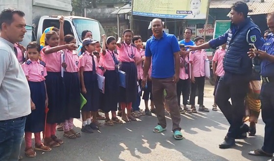 কটিয়াদীতে পরীক্ষার দাবীতে শিক্ষার্থীদের বিক্ষোভ