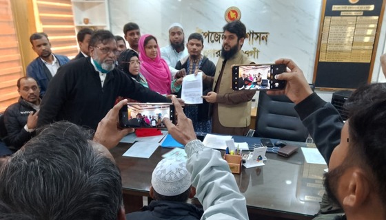 পোরশায় প্রাথমিক সহকারি শিক্ষকগণের স্মারকলিপি প্রদান