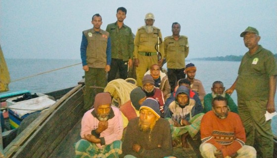 সুন্দরবনের নিষিদ্ধ খালে মাছ ধরার অভিযোগে ১০ জেলেকে আটক